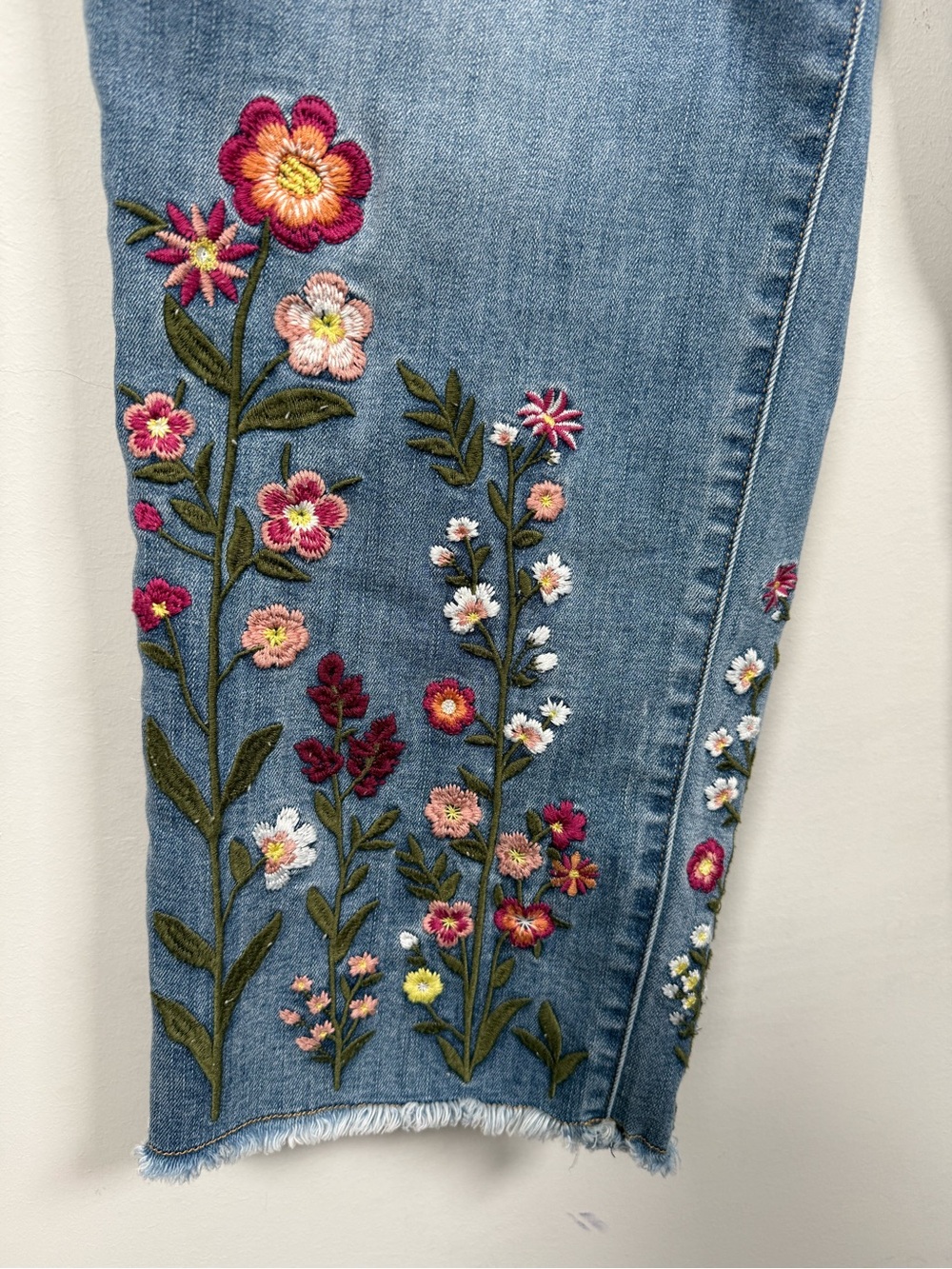 Colwater Creek Wildflower Embroidered crop Jeans, Size 14P, Great Condition - Picture 4 of 11